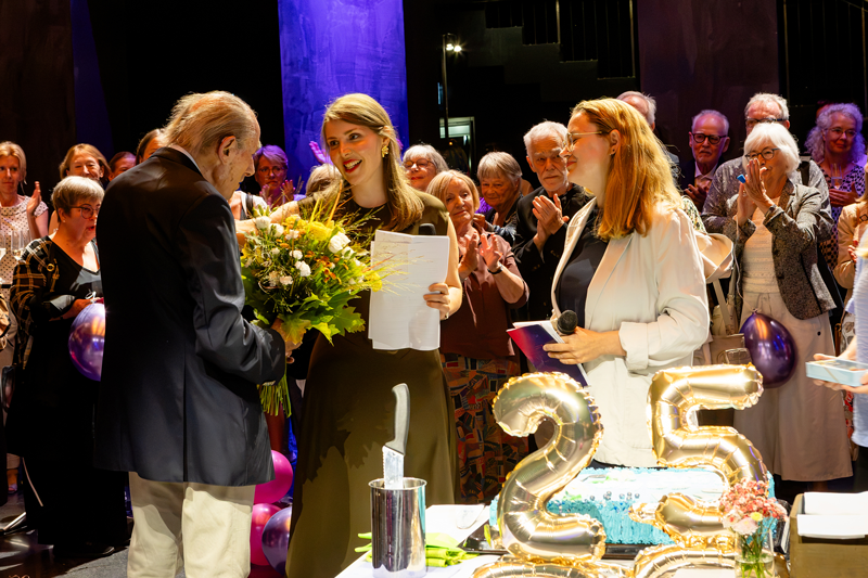Jochim Sedemund vom Freundeskreis der KAP mit Céline Couson, Adriana Kussmaul