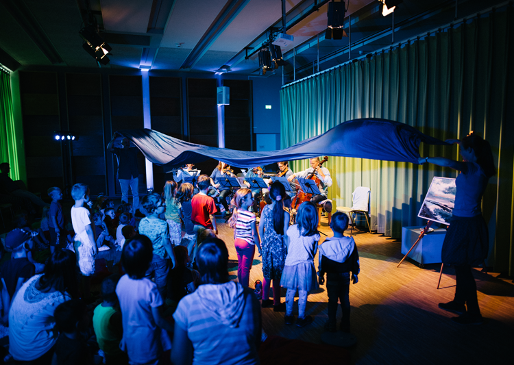 Publikum und Musiker*innen bei einem Konzert im Nikolaisaal Potsdam