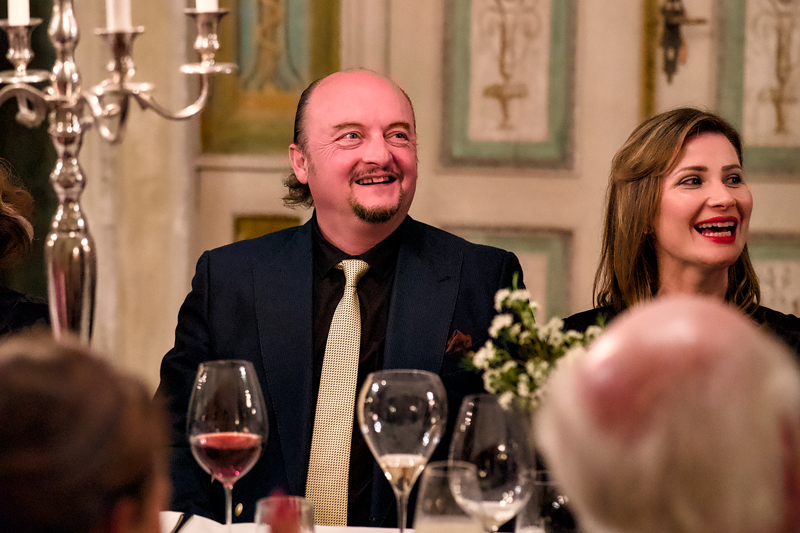 Gäste bei einem feierlichen Dinner