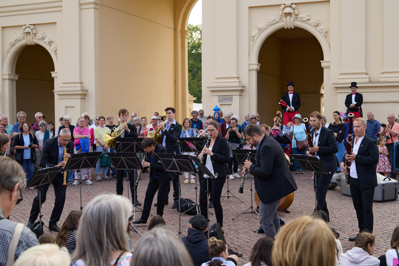 Musiker*innen der KAP vor dem Brandenburger Tor