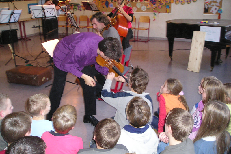 Klassenzimmerkonzert mit Musiker*innen und Kindern