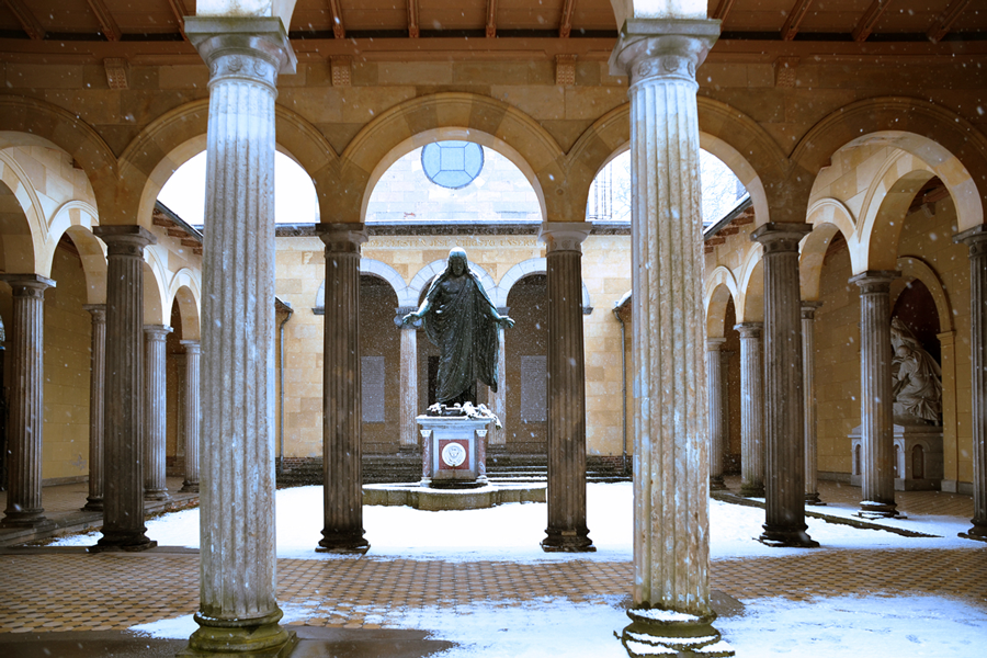 Atrium der Friedenskirche Potsdam mit einer Jesus-Skulptur