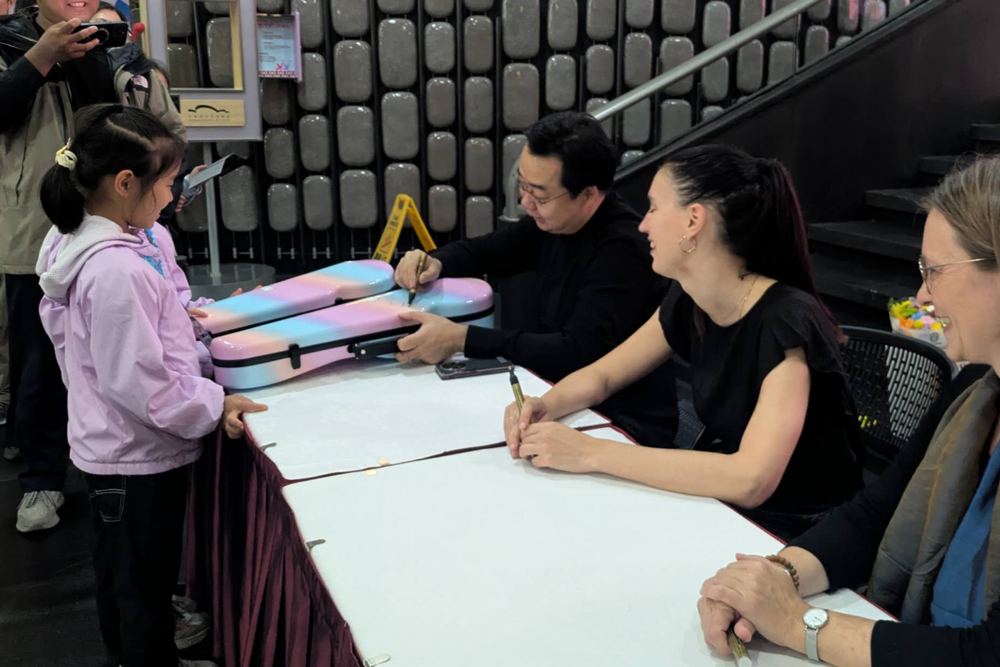 Ning Feng und KAP im Oriental Art Center Shanghai bei der Autogrammstunde