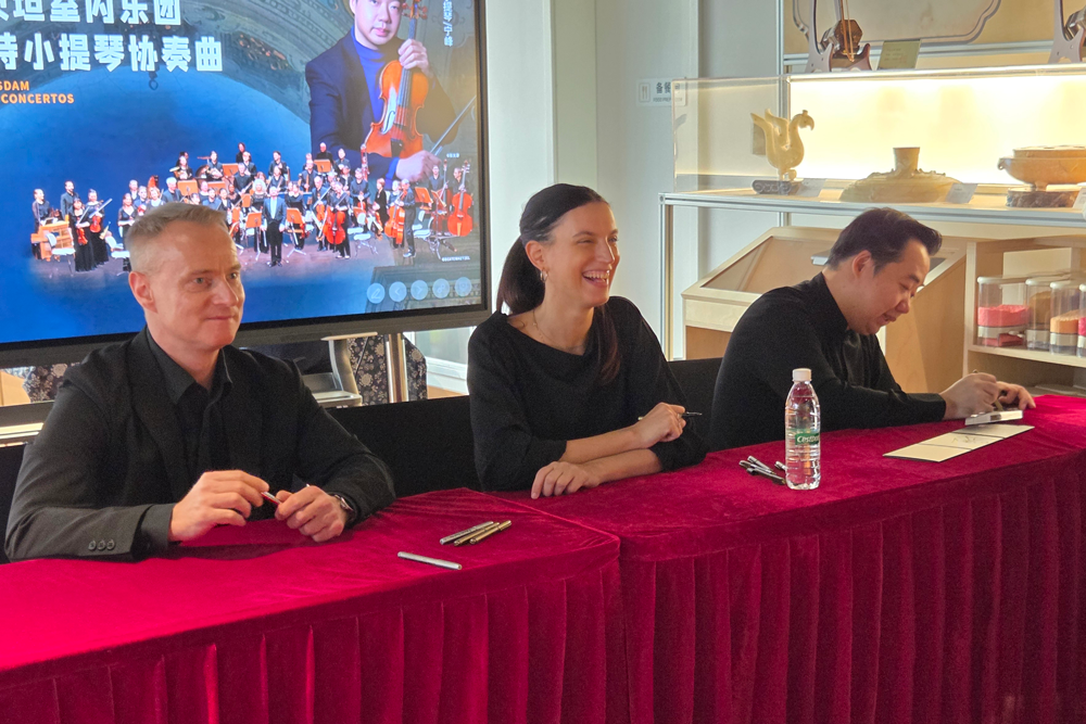 KAP-Mitglieder und Ning Feng bei der Autogrammstunden