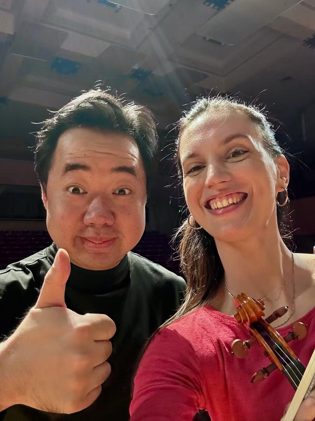 Ning Feng und unsere Konzertmeisterin Cecilia Ziano vor dem letzten Konzert